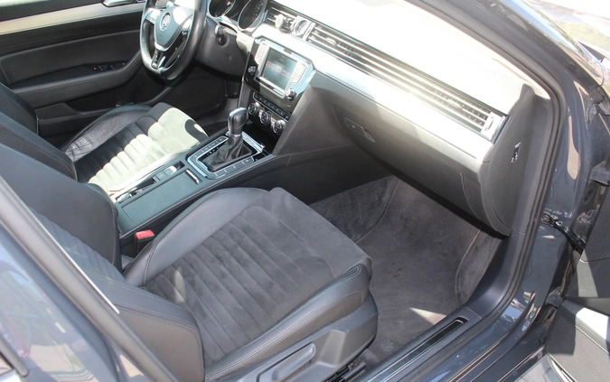 Volkswagen Passat cena 76600 przebieg: 199999, rok produkcji 2017 z Giżycko małe 781